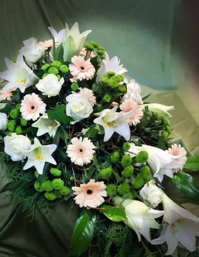 Sargbukett Mit Weissen Lilien