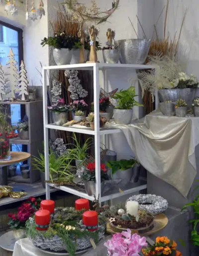 weihnachtliche Deko bei Blumen Hirneiß