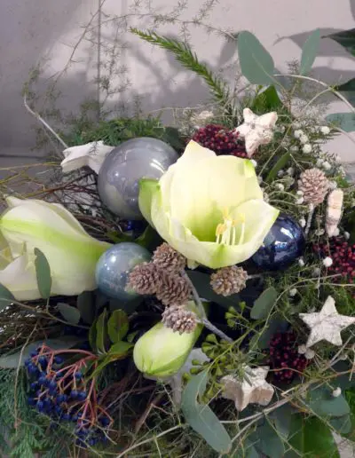 weihnachtlicher Strauß mit weißer Amaryllis